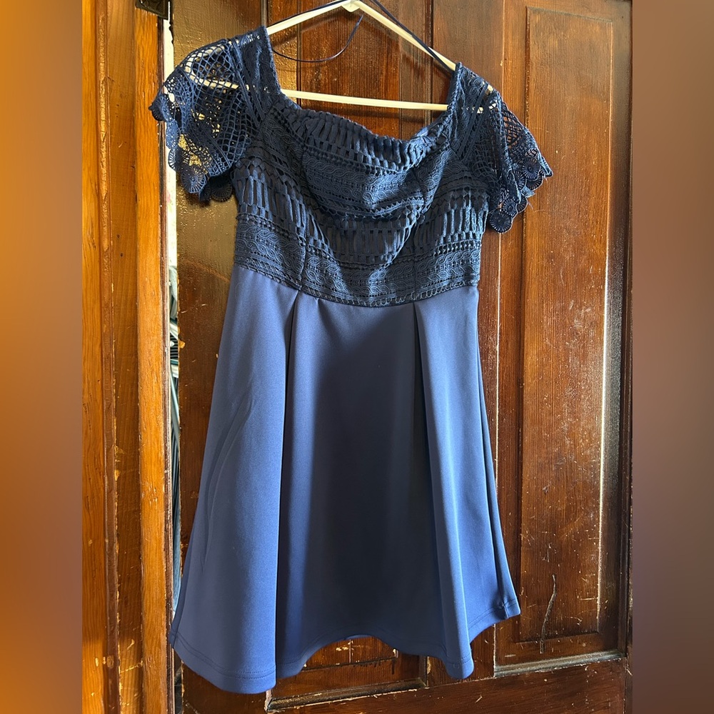 Francesca’s Off-The-Shoulder Lace Knee-Length Dress